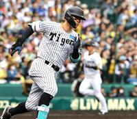 　６回、左中間に適時二塁打を放つ佐藤輝（撮影・山口登）