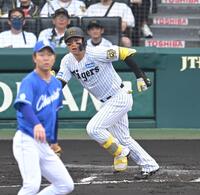 　１回、先制打を放つ森下（撮影・飯室逸平）