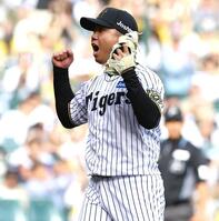 　完封勝利を飾りガッツポーズを決める村上（撮影・山口登）