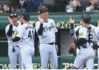 　笑顔でナインを迎える藤川監督（中央）＝撮影・飯室逸平