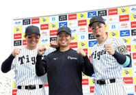 　お立ち台でポーズを決める（左から）森下、村上、佐藤輝（撮影・山口登）