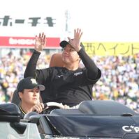 　連続完封勝利を挙げ、ファンの歓声に応える村上（撮影・北村雅宏）