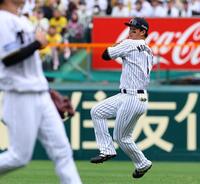 　１回、森下は本塁を狙った二塁走者の岡林を封殺する（撮影・山口登）