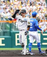 　１回、二塁打を放ちベンチにポーズを送る中野（撮影・山口登）