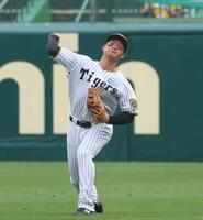 　１回、上林の安打を処理し、本塁へ送球して二走・岡林をタッチアウトにする森下（撮影・北村雅宏）