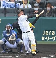 　１回、先制打を放つ森下（撮影・飯室逸平）