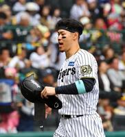 　６回、適時二塁打を放ちベンチに戻る佐藤輝（撮影・山口登）