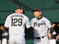 　先発の早川（左）をねぎらう平田２軍監督（撮影・西田忠信）