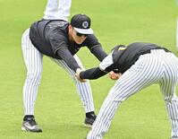 　ウオーミングアップする木下（左）＝撮影・西田忠信