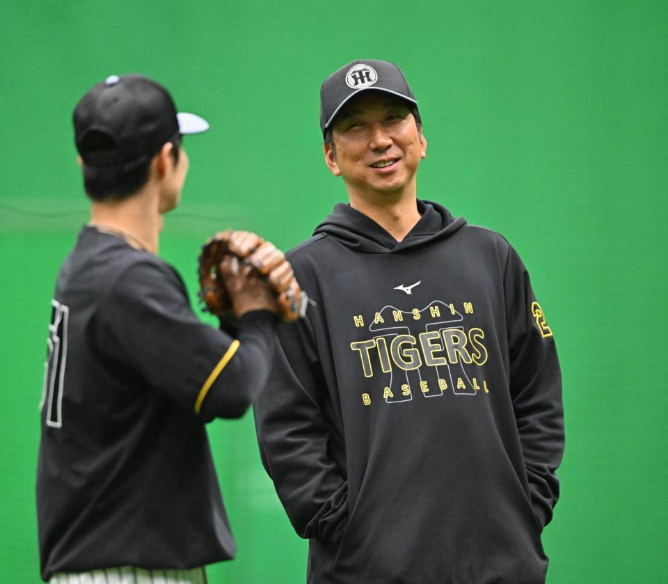 　中野（左）に笑顔で話しかける藤川監督（撮影・西田忠信）