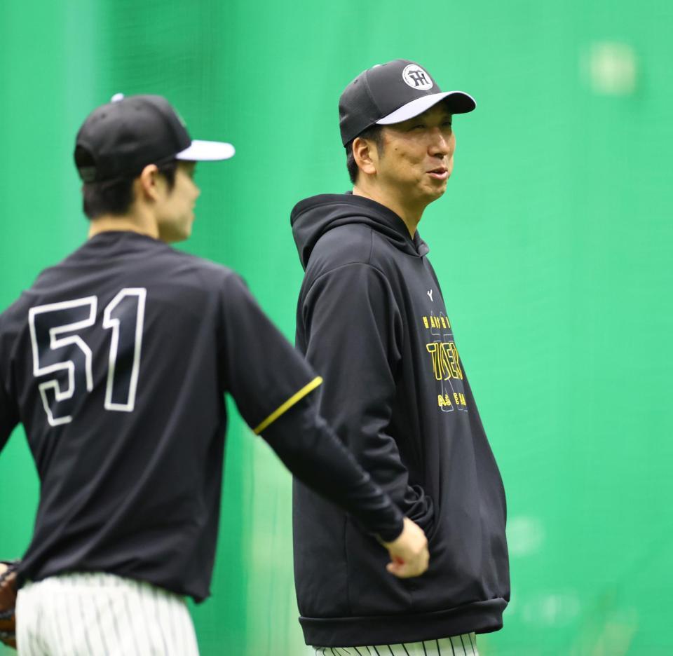 　中野（左）に声を掛ける藤川監督（撮影・山口登）