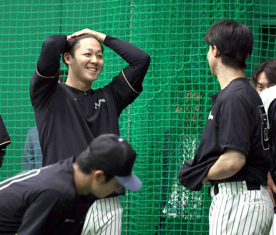 　１軍に合流した木下（左）