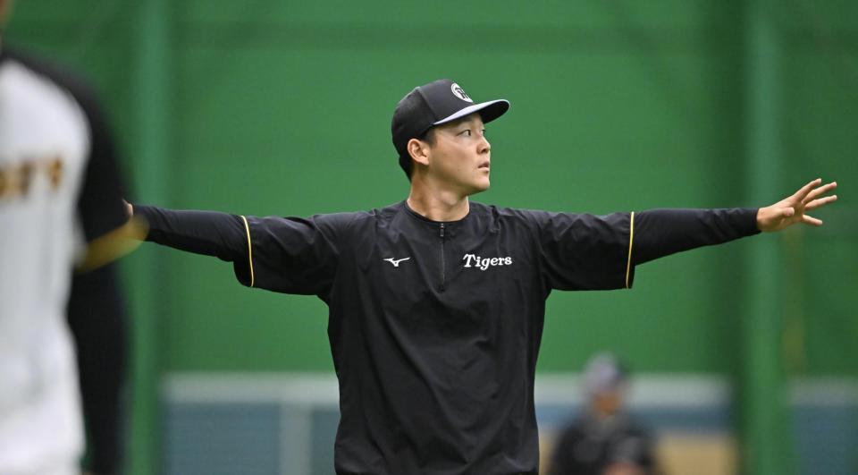 　室内でウォーミングアップする木下（撮影・西田忠信）