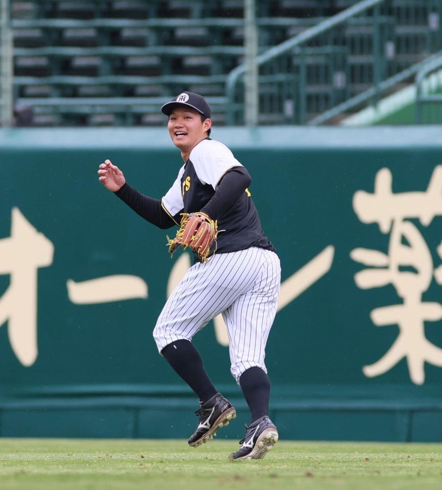 　守備練習に励む森下（撮影・北村雅宏）