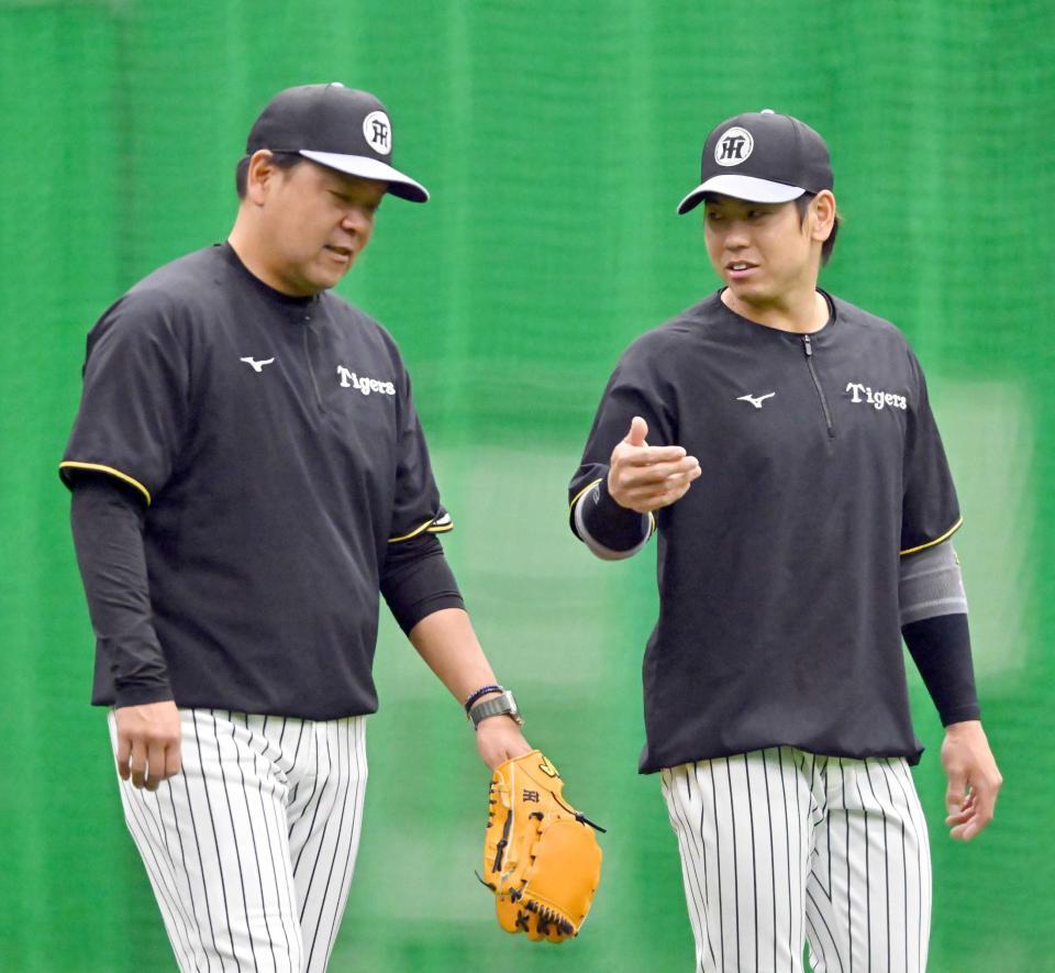 　野村コーチ（左）と話す梅野（撮影・西田忠信）