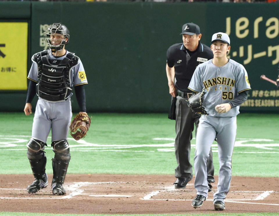 　富田をリードする坂本（左）