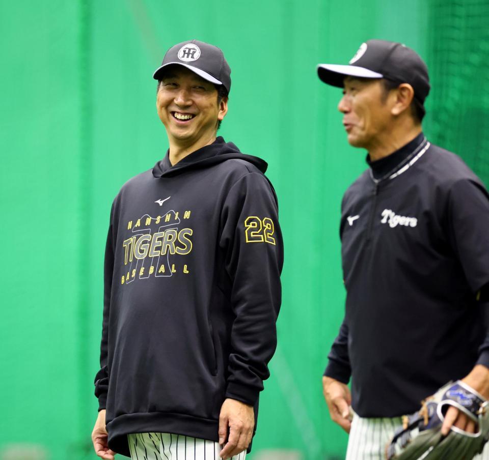 　藤川監督（左）は田中コーチと談笑する（撮影・山口登）