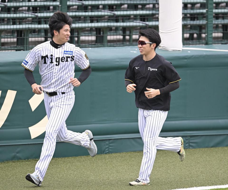 　才木と話す石井（右）