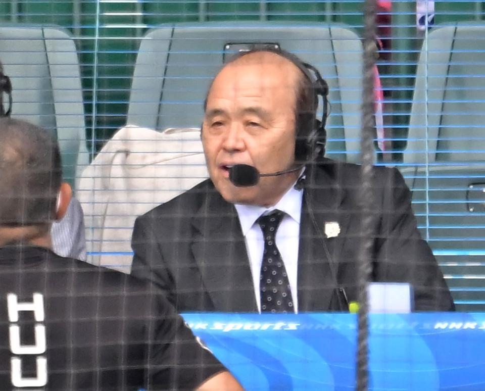 　テレビの解説で球場を訪れた岡田彰布顧問（撮影・飯室逸平）