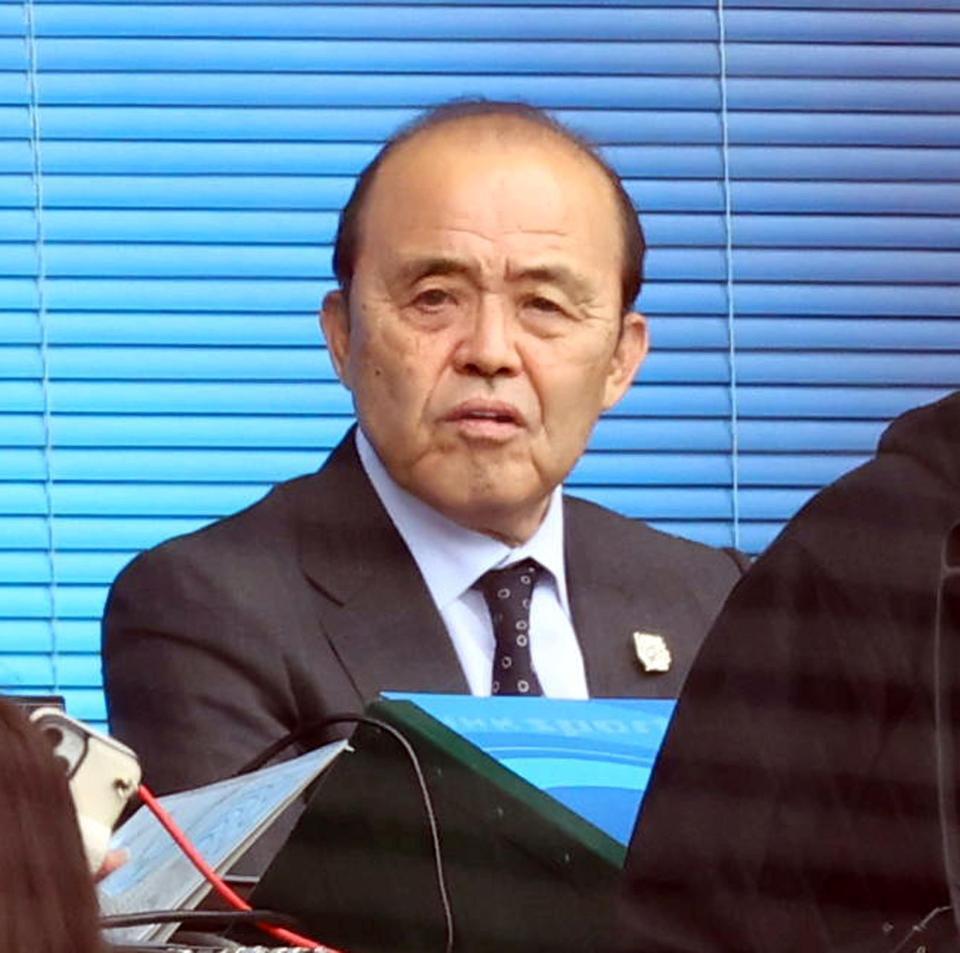 　ＮＨＫの中継席に座る岡田彰布オーナー付顧問（撮影・山口登）