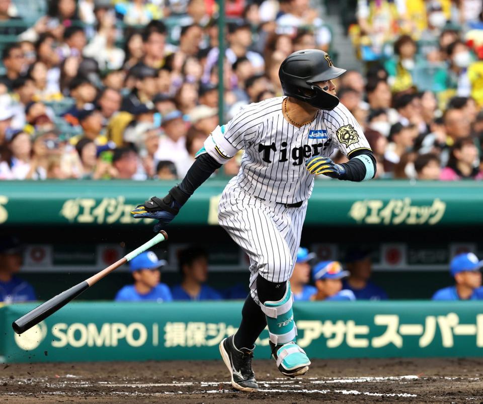 　６回、左中間に適時二塁打を放つ佐藤輝（撮影・山口登）