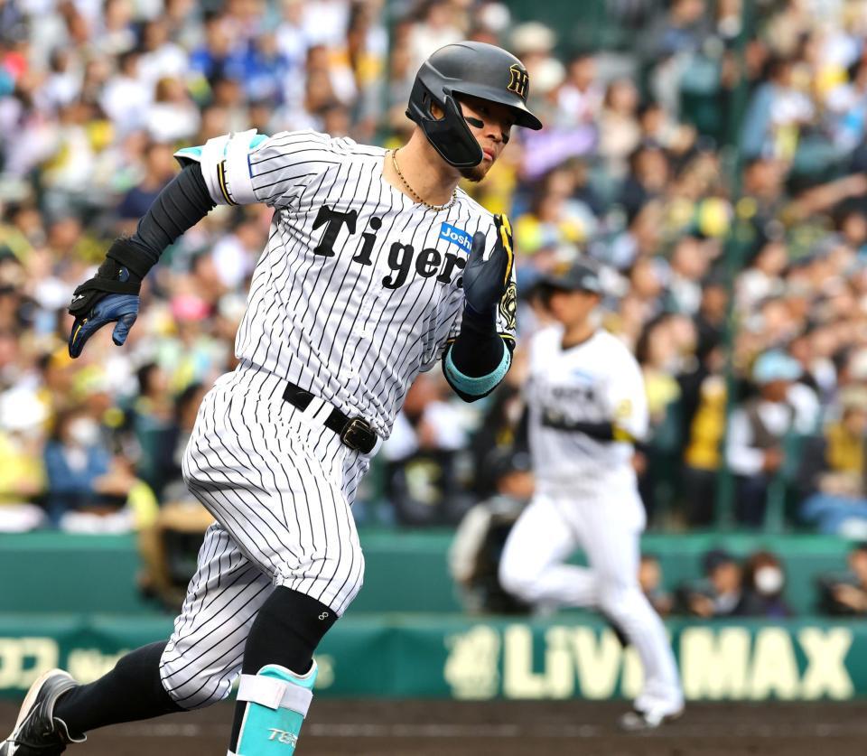 　６回、左中間に適時二塁打を放つ佐藤輝（撮影・山口登）