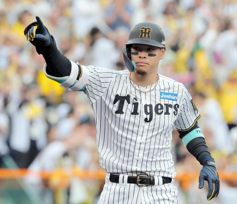 　６回、適時二塁打を放ちポーズをとる佐藤輝