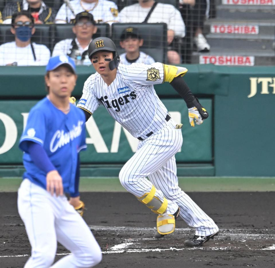 　１回、先制打を放つ森下（撮影・飯室逸平）