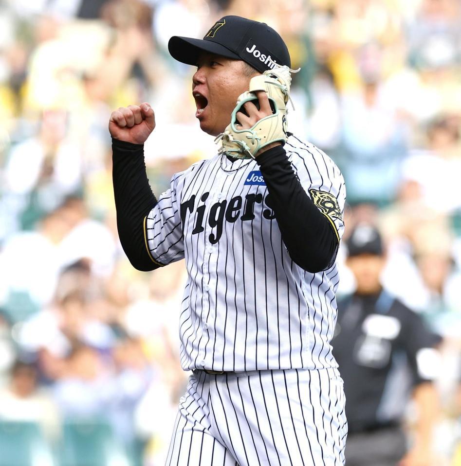 　完封勝利を飾りガッツポーズを決める村上（撮影・山口登）