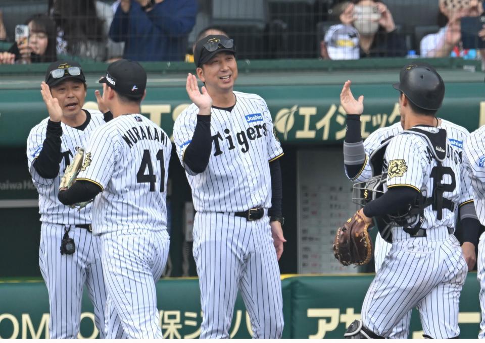 　笑顔でナインを迎える藤川監督（中央）＝撮影・飯室逸平