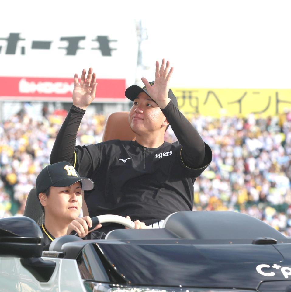 　連続完封勝利を挙げ、ファンの歓声に応える村上（撮影・北村雅宏）