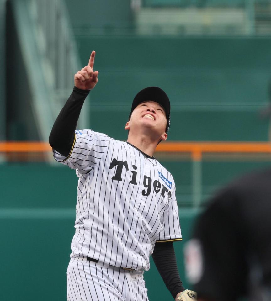 　２回、鵜飼の打ち上げたフライを指さす村上（撮影・北村雅宏）