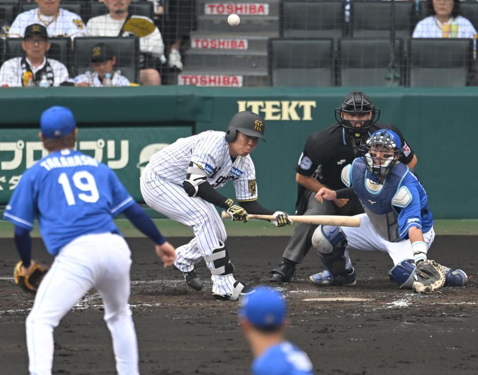 　３回、スリーバント失敗でアウトになる村上（撮影・飯室逸平）