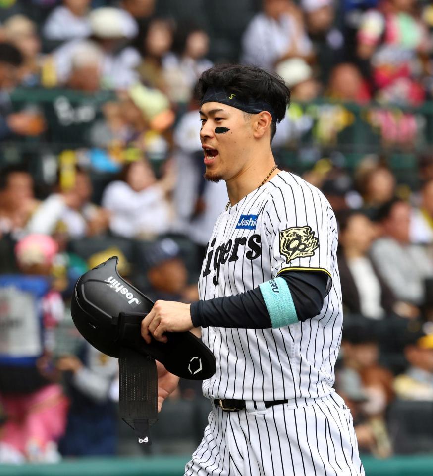 　６回、適時二塁打を放ちベンチに戻る佐藤輝（撮影・山口登）