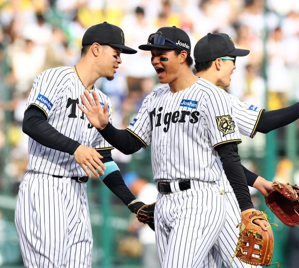 　中日に勝利し、タッチする佐藤輝（左）と森下（撮影・山口登）