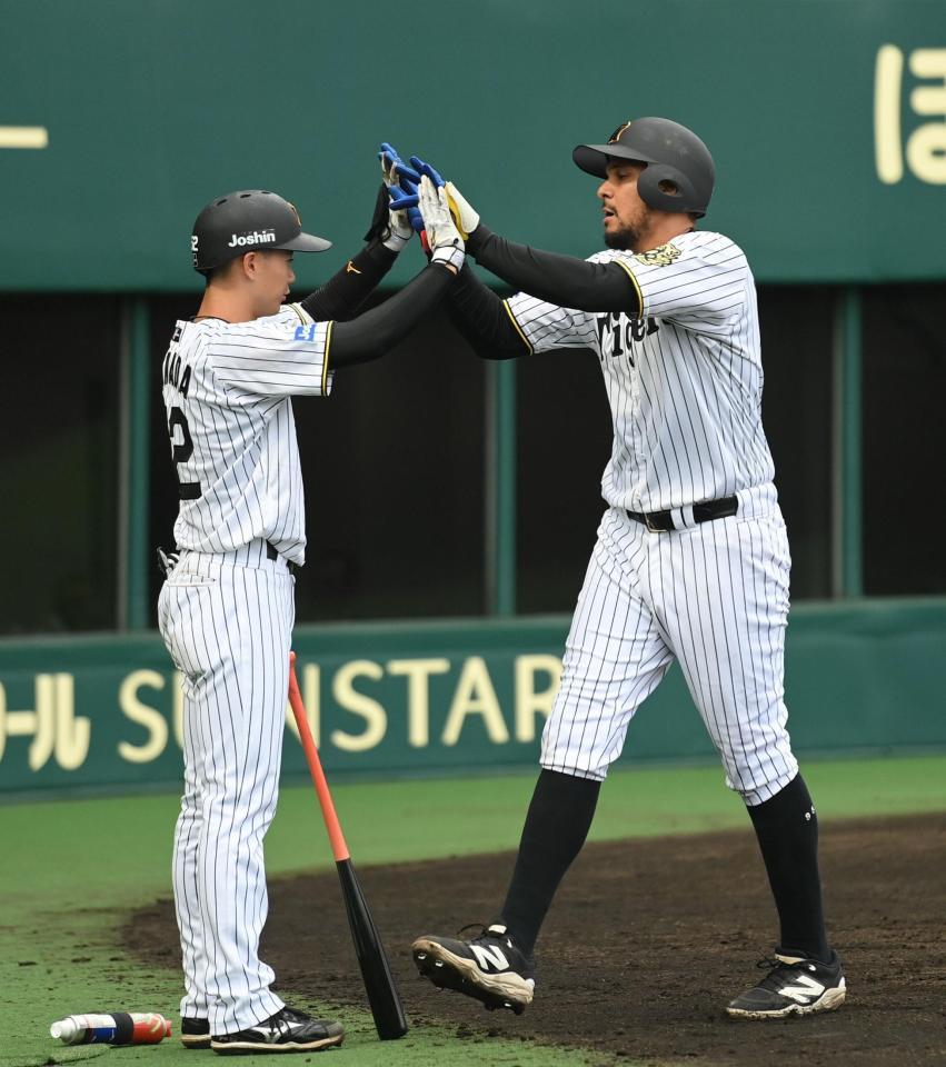 　４回、２ランを放ち山田（左）とハイタッチするヘルナンデス（撮影・西田忠信）