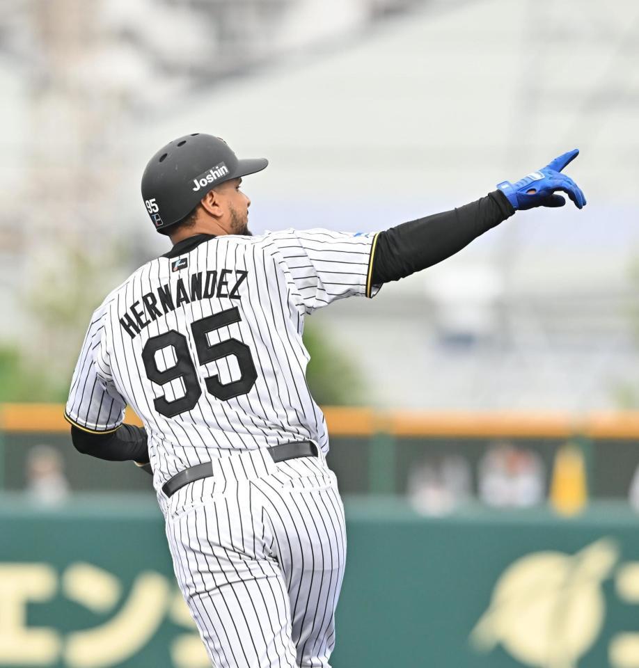 　４回、２ランを放ちダイヤモンドを一周するヘルナンデス（撮影・西田忠信）