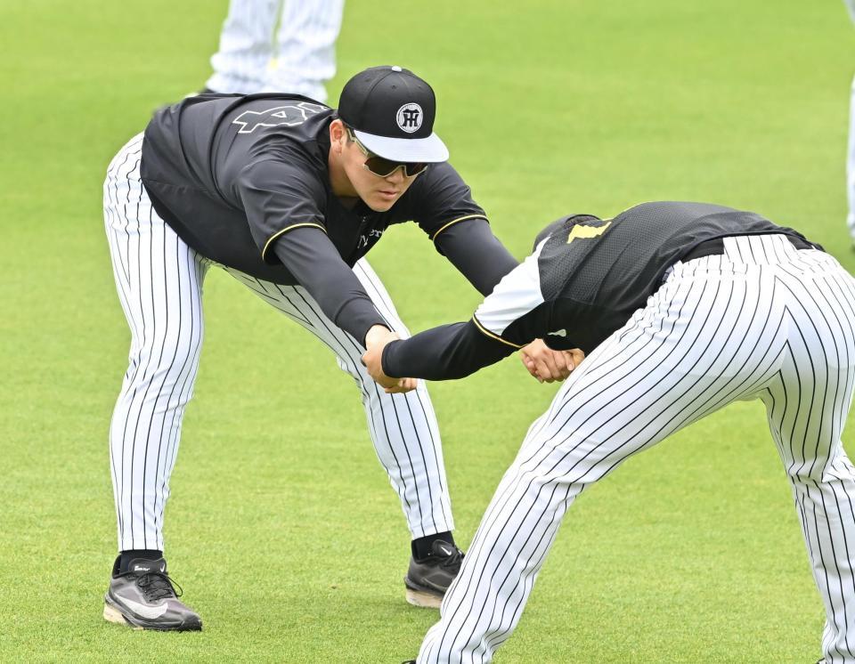 　ウオーミングアップする木下（左）＝撮影・西田忠信