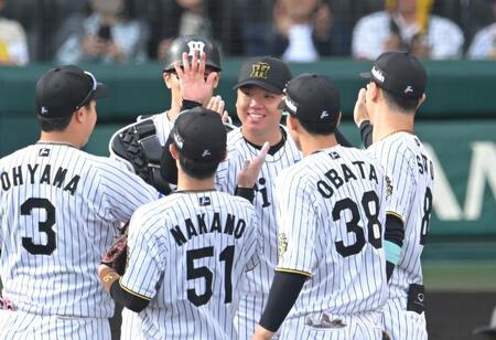 　２試合連続完封での勝利に笑顔でハイタッチをかわす村上ら阪神ナイン（撮影・飯室逸平）