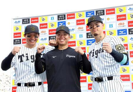 　お立ち台でポーズを決める（左から）森下、村上、佐藤輝（撮影・山口登）