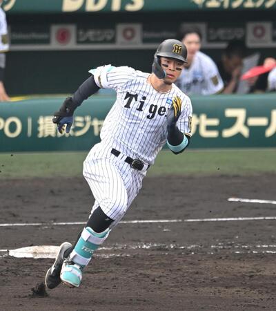 　６回、適時打を放ち二塁へ向かう佐藤輝（撮影・飯室逸平）