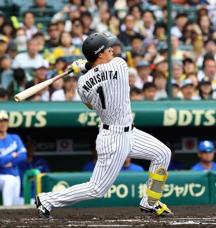 　１回、中前に先制打を放つ森下（撮影・山口登）