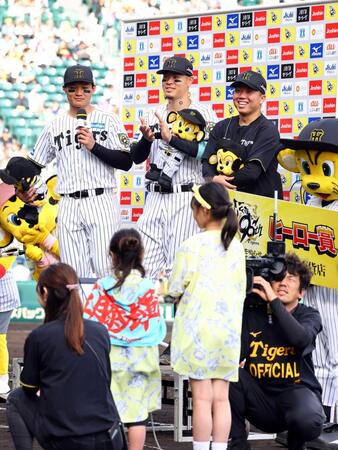 　お立ち台で子どもたちの質問に答える（左から）森下、佐藤輝、村上（撮影・山口登）