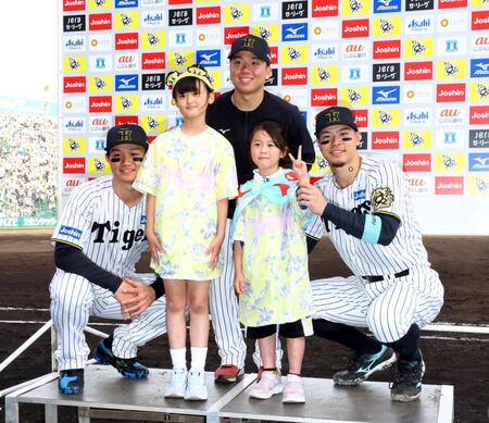 　笑顔で写真に納まる（左から）森下、村上、佐藤輝（撮影・山口登）