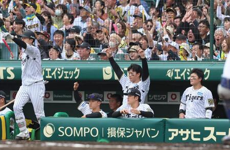 　６回、佐藤輝が適時二塁打を放ち、両手を挙げる森下（中央）＝撮影・北村雅宏