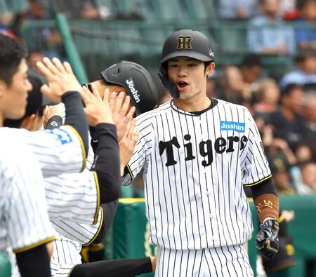 　１回、生還しナインに迎えられる中野（撮影・山口登）