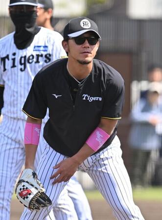 　ピンクのアイテムを着用して練習する伊藤将（撮影・西田忠信）