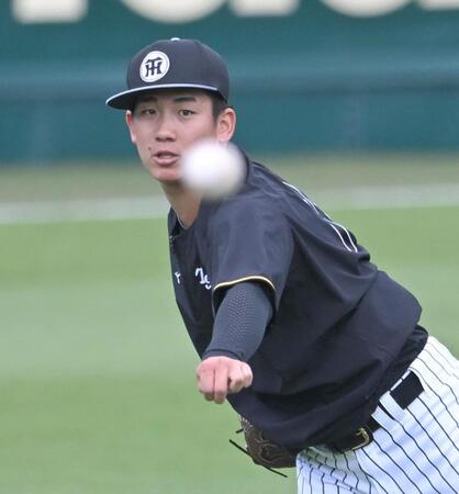 　キャッチボールする伊原（撮影・飯室逸平）