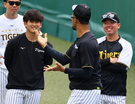 　練習前、笑顔を見せる伊原（左）と村上（撮影・山口登）