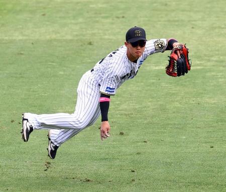 　試合前、ノックを受ける中川（撮影・山口登）